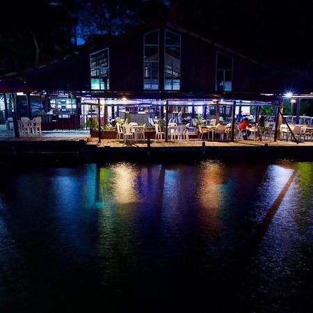 Hotel Y Restaurante Backpackers Rio Dulce Town Extérieur photo