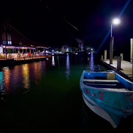 Hotel Y Restaurante Backpackers Rio Dulce Town Extérieur photo