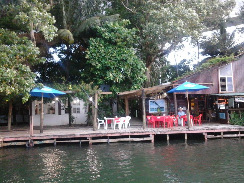 Hotel Y Restaurante Backpackers Rio Dulce Town Extérieur photo