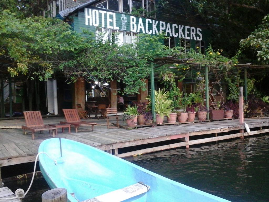 Hotel Y Restaurante Backpackers Rio Dulce Town Extérieur photo
