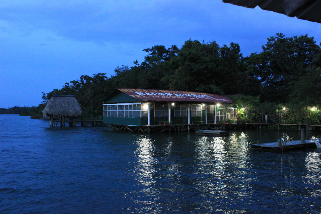 Hotel Y Restaurante Backpackers Rio Dulce Town Extérieur photo