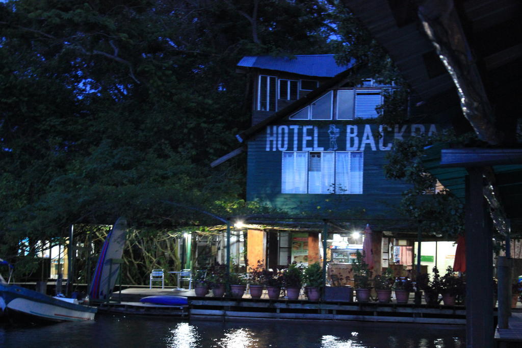 Hotel Y Restaurante Backpackers Rio Dulce Town Extérieur photo