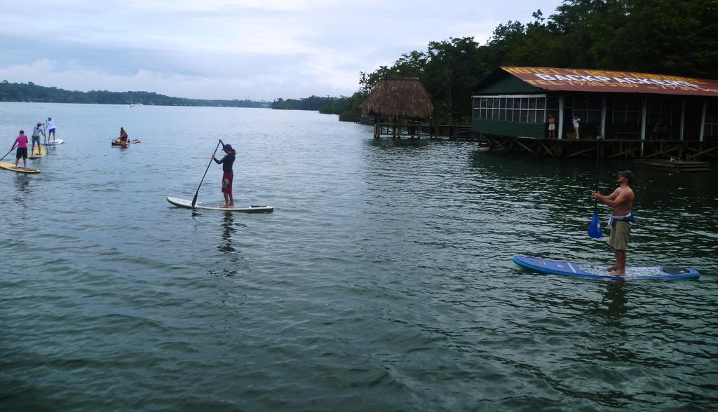 Hotel Y Restaurante Backpackers Rio Dulce Town Extérieur photo