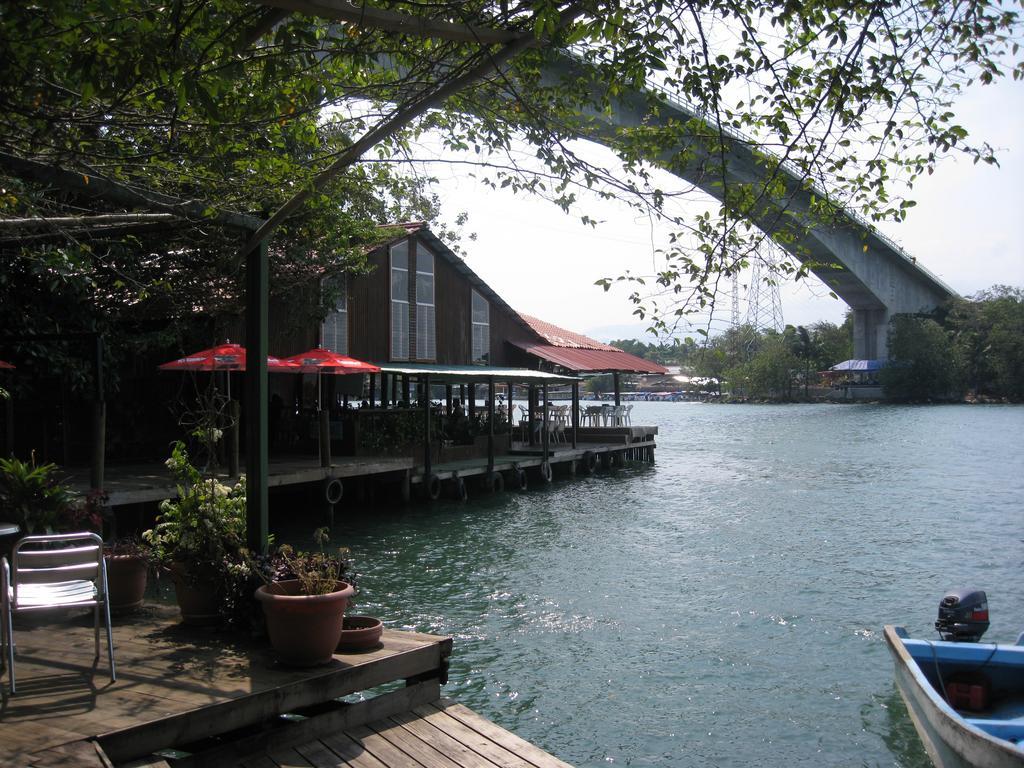 Hotel Y Restaurante Backpackers Rio Dulce Town Extérieur photo