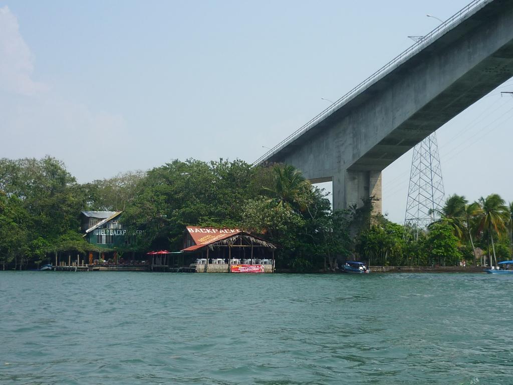 Hotel Y Restaurante Backpackers Rio Dulce Town Extérieur photo