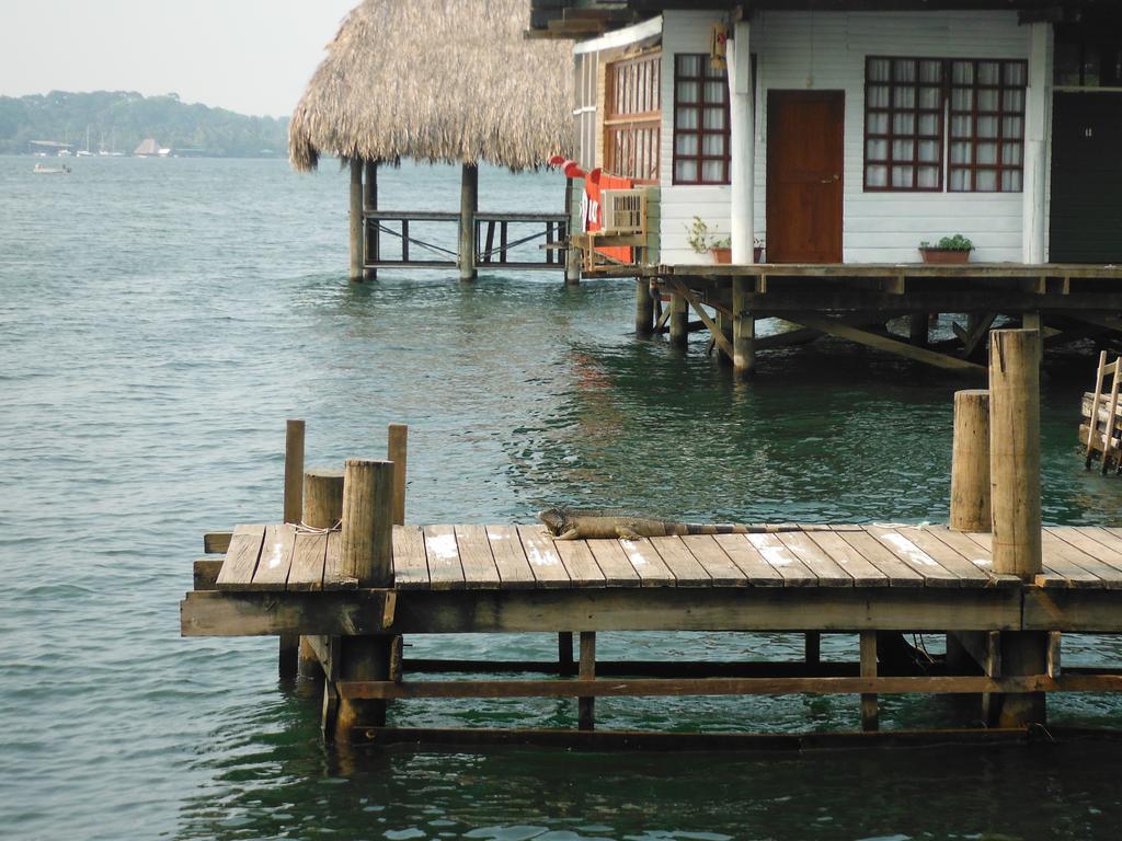 Hotel Y Restaurante Backpackers Rio Dulce Town Extérieur photo