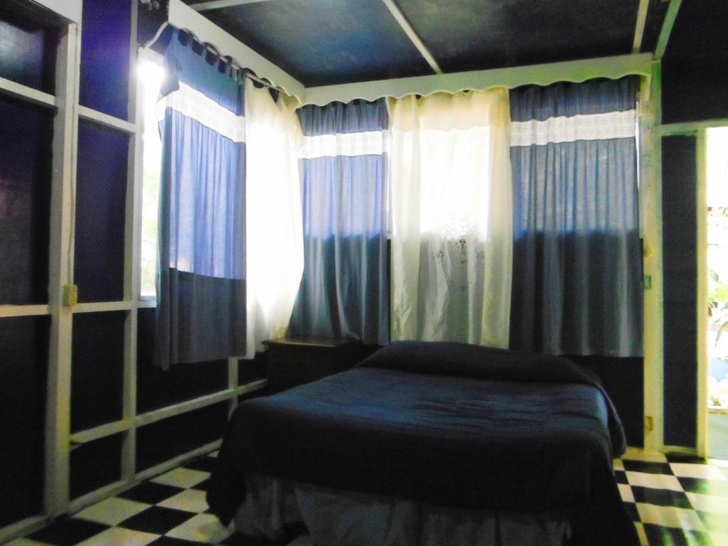 Hotel Y Restaurante Backpackers Rio Dulce Town Chambre photo