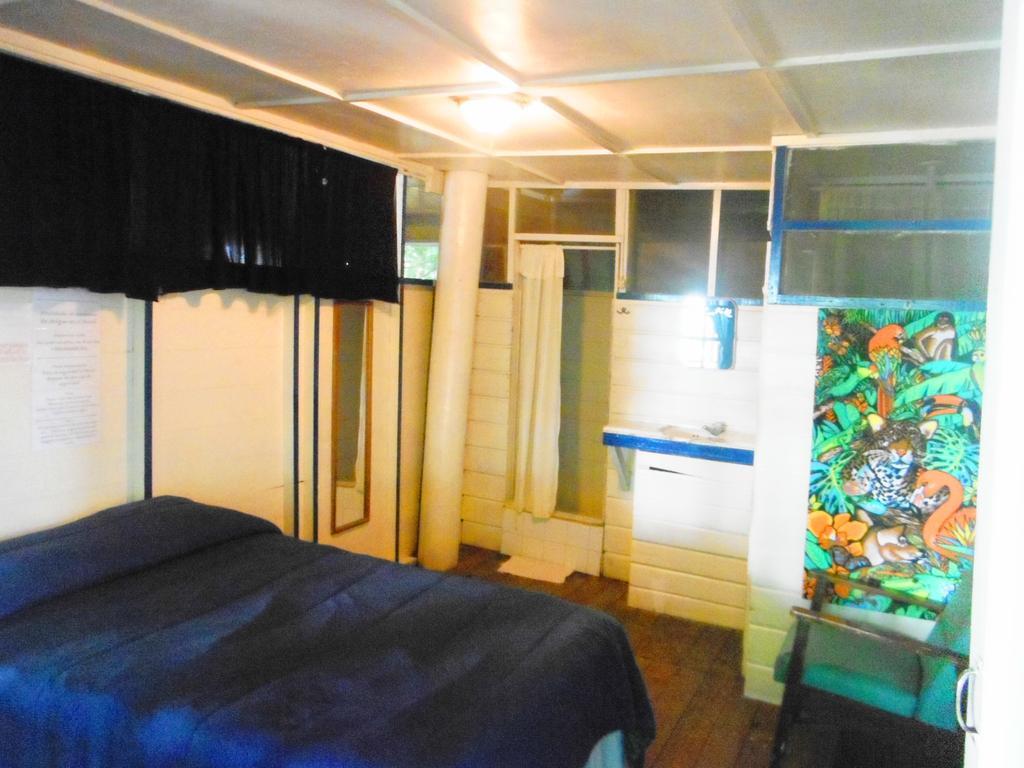 Hotel Y Restaurante Backpackers Rio Dulce Town Chambre photo
