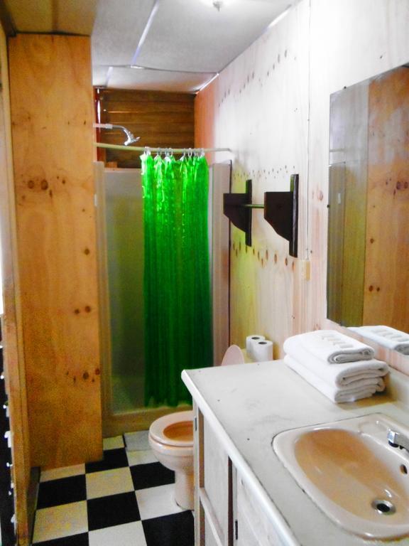Hotel Y Restaurante Backpackers Rio Dulce Town Chambre photo