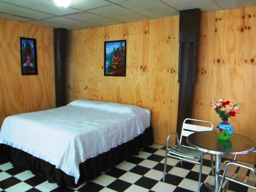 Hotel Y Restaurante Backpackers Rio Dulce Town Chambre photo