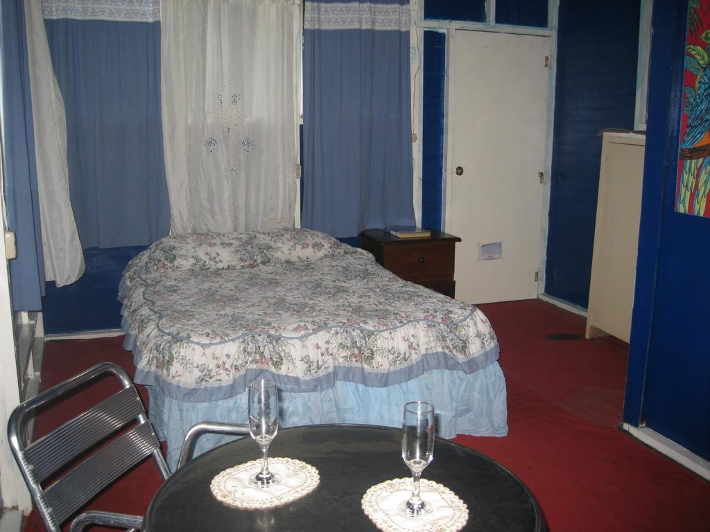 Hotel Y Restaurante Backpackers Rio Dulce Town Chambre photo