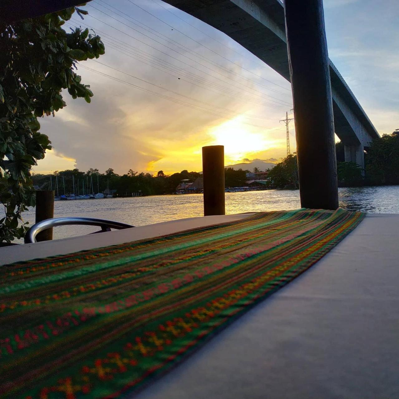 Hotel Y Restaurante Backpackers Rio Dulce Town Extérieur photo
