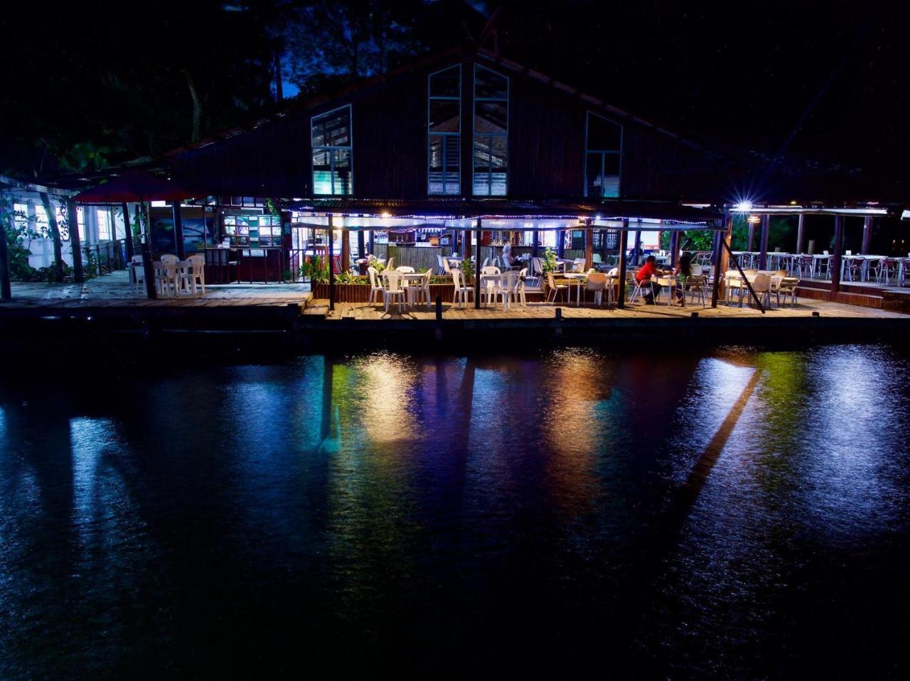 Hotel Y Restaurante Backpackers Rio Dulce Town Extérieur photo