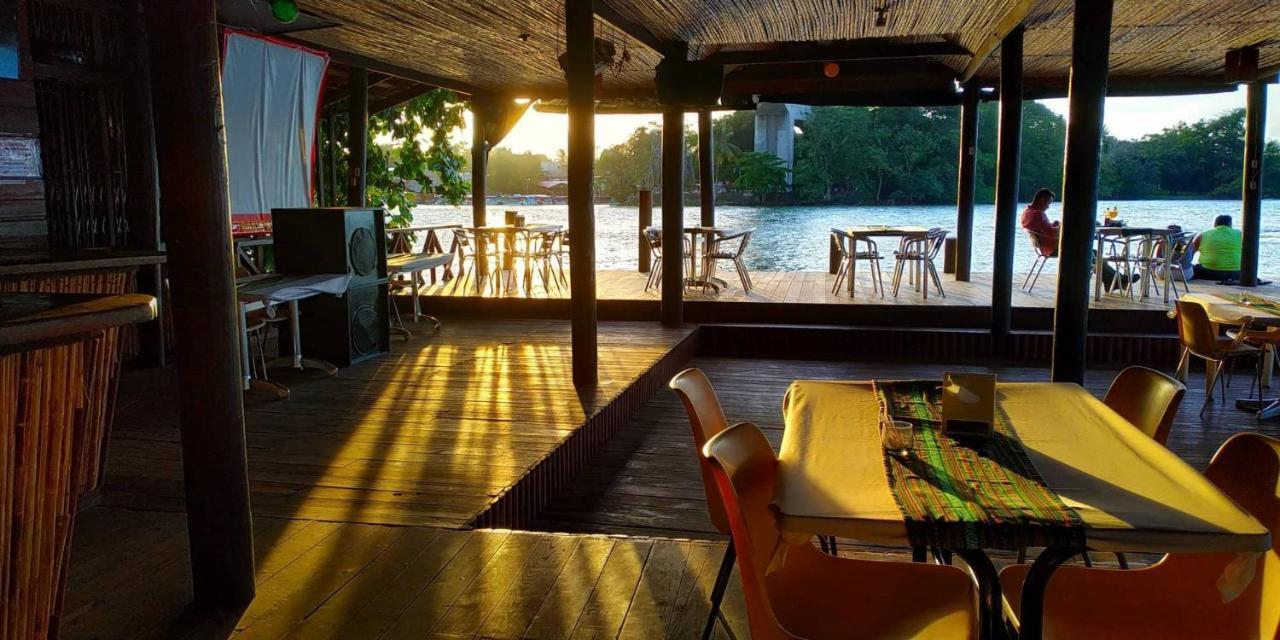 Hotel Y Restaurante Backpackers Rio Dulce Town Extérieur photo