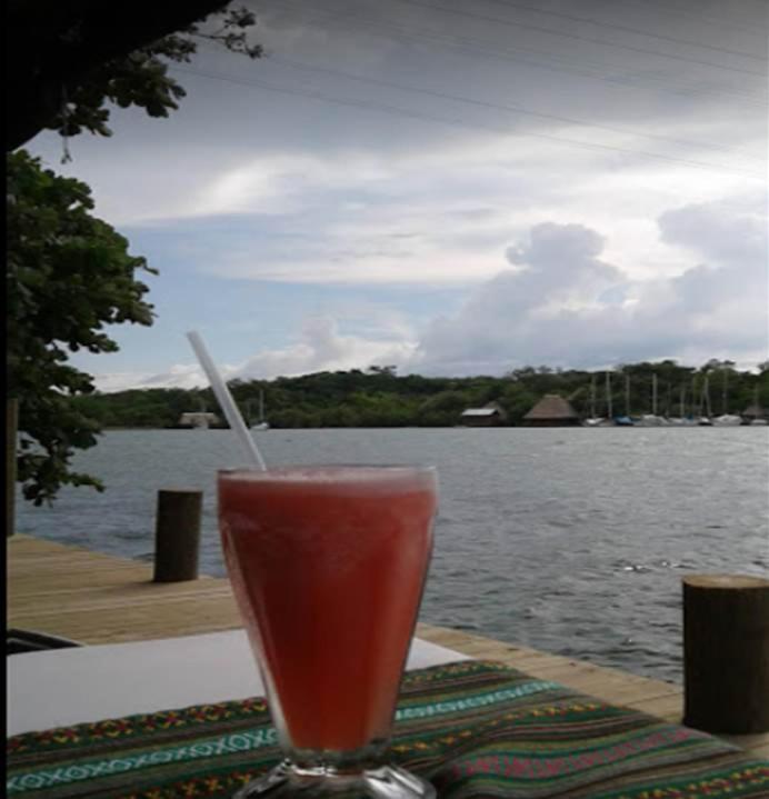 Hotel Y Restaurante Backpackers Rio Dulce Town Extérieur photo