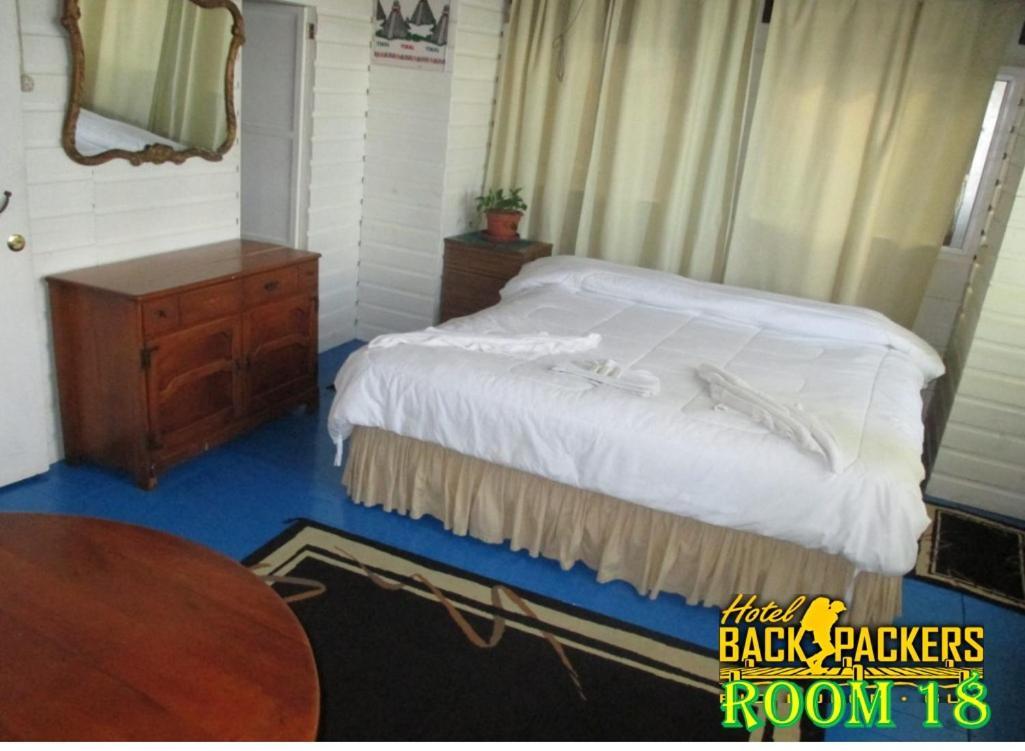 Hotel Y Restaurante Backpackers Rio Dulce Town Extérieur photo