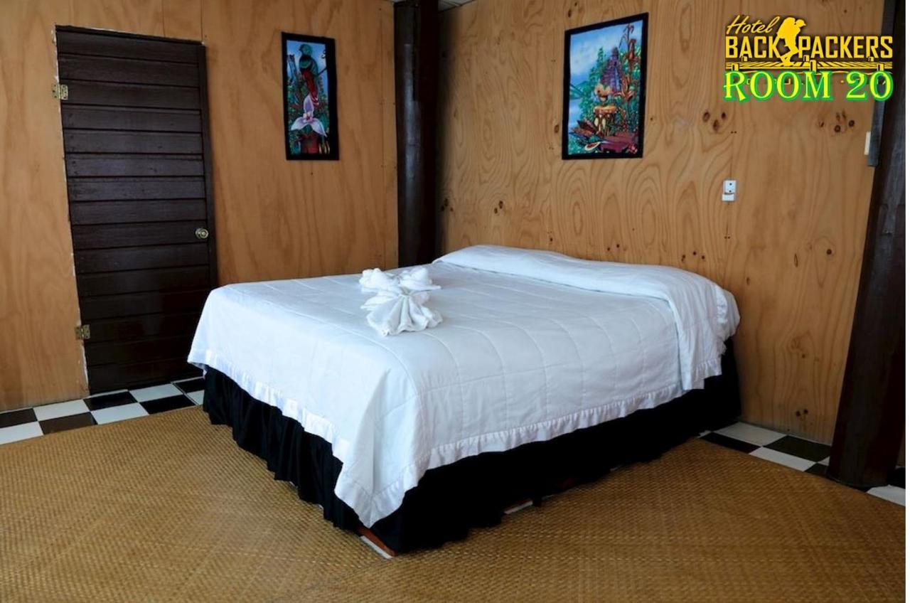 Hotel Y Restaurante Backpackers Rio Dulce Town Extérieur photo