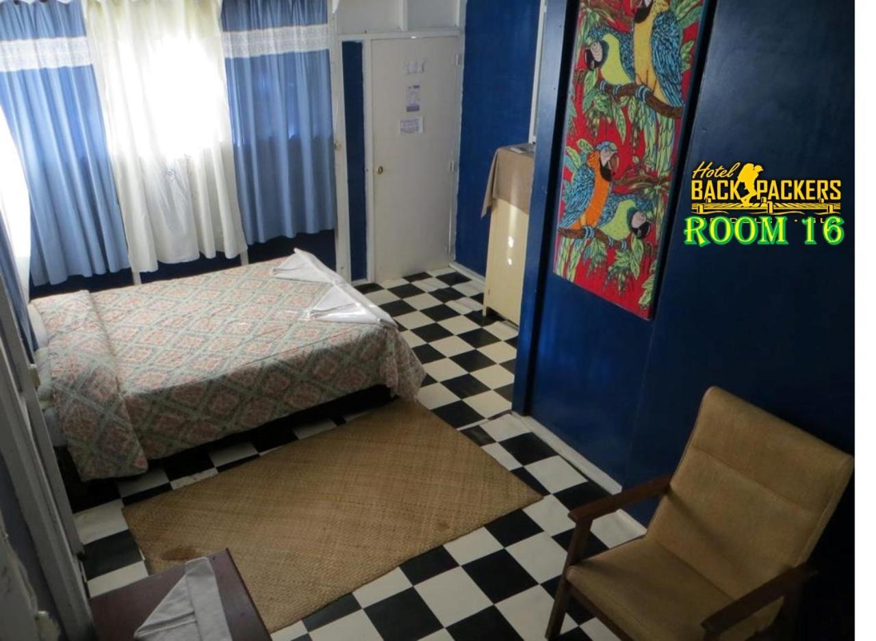 Hotel Y Restaurante Backpackers Rio Dulce Town Extérieur photo