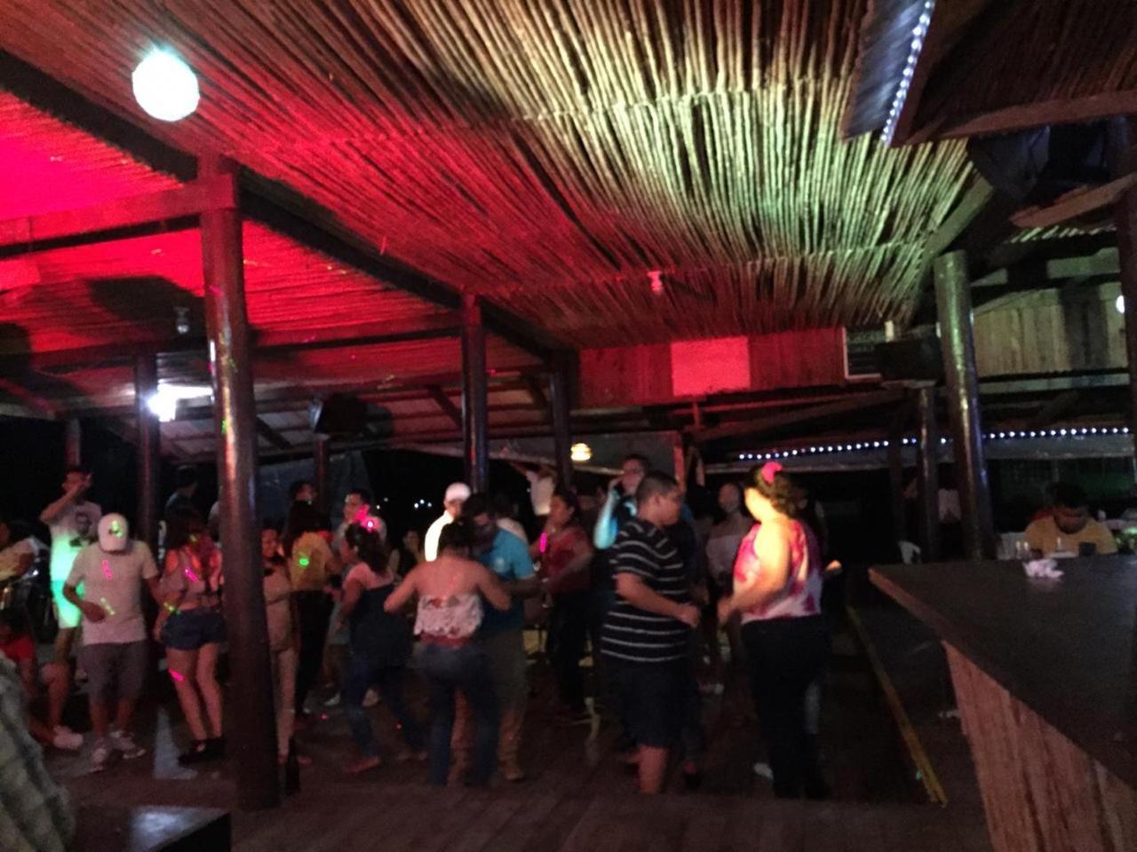 Hotel Y Restaurante Backpackers Rio Dulce Town Extérieur photo
